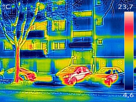 Thermal image showing parked cars in front of the apartment building
の写真素材