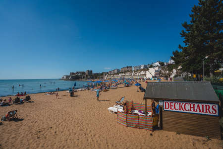 Viking Bay, Kent / UK -  2020.08.01: Beautiful sand beach in East England packed with people during Coronavirus Pandemicのeditorial素材