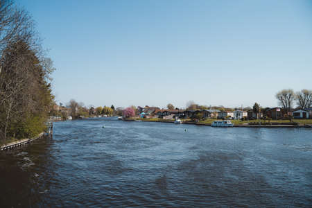 Staines-upon-Thames, Spelthorne
 | UK -  2021.04.24: Boats moored next to the beautiful houses on the river Thames in Stainesのeditorial素材