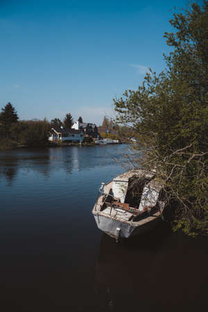 Staines-upon-Thames, Spelthorne | UK -  2021.04.24: Old boat abandoned and moored on the Thames River in Stainesのeditorial素材