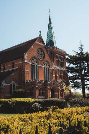 Staines-upon-Thames, Spelthorne | UK -  2021.04.24: St Peter's Church on the embankment of the Thames river in Stainesのeditorial素材