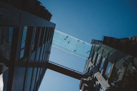 Vauxhall, London | UK - 2021.06.13: Swimmers enjoy warm weather in the Londonâs Incredible âFloatingâ Sky Pool at Embassy Gardensのeditorial素材