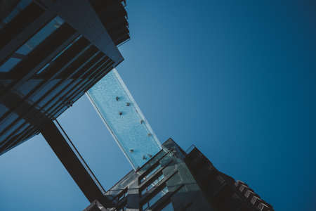 Vauxhall, London | UK - 2021.06.13: Swimmers enjoy warm weather in the Londonâs Incredible âFloatingâ Sky Pool at Embassy Gardensのeditorial素材