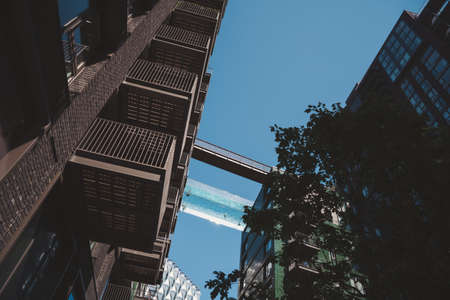 Vauxhall, London | UK - 2021.06.13: Swimmers enjoy warm weather in the Londonâs Incredible âFloatingâ Sky Pool at Embassy Gardensのeditorial素材
