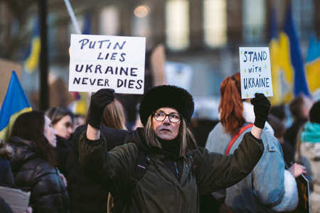 Downing Street, London | UK -  2022.02.24: Ukraine people protest, thousands gather to demand tougher sanctions on Russia from British Governmentのeditorial素材