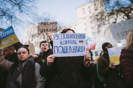 Downing Street, London | UK -  2022.02.25: Ukrainian people protest, thousands gather to demand tougher sanctions on Russia from British Government, EU and USA to stop the war in Ukraineのeditorial素材