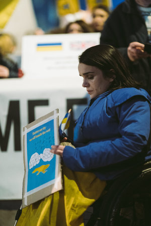 Downing Street, London | UK -  2022.02.25: Ukrainian people protest, thousands gather to demand tougher sanctions on Russia from British Government, EU and USA to stop the war in Ukraineのeditorial素材