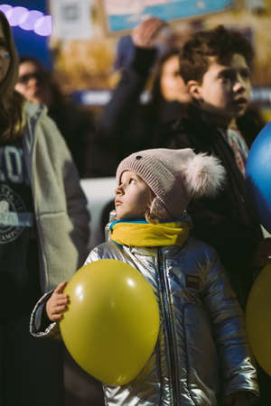 Downing Street, London | UK -  2022.02.25: Ukrainian kids with flags protest, thousands gather to demand tougher sanctions on Russia from British Government, EU and USA to stop the war in Ukraineのeditorial素材