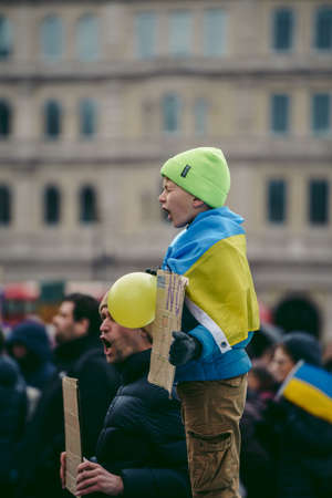 Trafalgar Square, London | UK -  2022.03.05: Ukrainian people protest, thousands gather to demand tougher sanctions on Russia from British Government, EU and USA to stop the war in Ukraineのeditorial素材