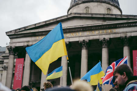 Trafalgar Square, London | UK -  2022.03.05: Ukrainian people protest, thousands gather to demand tougher sanctions on Russia from British Government, EU and USA to stop the war in Ukraineのeditorial素材