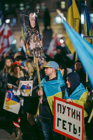 Trafalgar Square, London | UK -  2022.03.09: Ukrainian people protest, thousands gather to demand tougher sanctions on Russia from British Government, EU and USA to stop the war in Ukraineのeditorial素材
