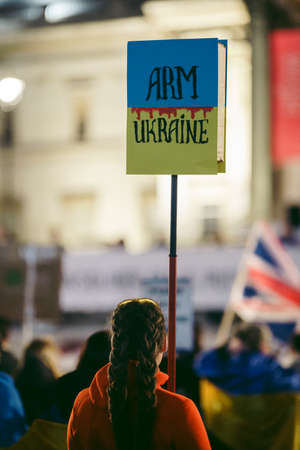 Trafalgar Square, London | UK -  2022.03.10: Ukrainian people protest, thousands gather to demand tougher sanctions on Russia from British Government, EU and USA to stop the war in Ukraineのeditorial素材