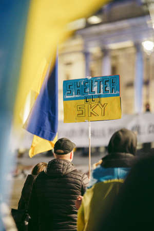 Trafalgar Square, London | UK -  2022.03.09: Ukrainian people protest, thousands gather to demand tougher sanctions on Russia from British Government, EU and USA to stop the war in Ukraineのeditorial素材