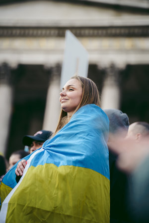 Trafalgar Square, London | UK -  2022.03.20: Ukrainian people protest, thousands gather to demand tougher sanctions on Russia from British Government, EU and USA to stop the war in Ukraineのeditorial素材