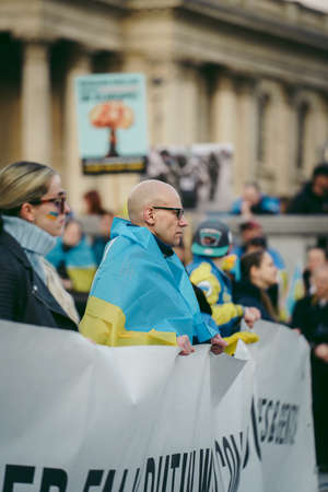 Trafalgar Square, London | UK -  2022.03.20: Ukrainian people protest, thousands gather to demand tougher sanctions on Russia from British Government, EU and USA to stop the war in Ukraineのeditorial素材