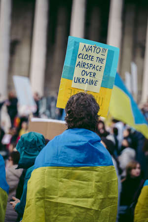 Trafalgar Square, London | UK -  2022.03.20: Ukrainian people protest, thousands gather to demand tougher sanctions on Russia from British Government, EU and USA to stop the war in Ukraineのeditorial素材