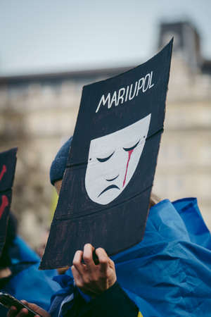 Trafalgar Square, London | UK -  2022.03.20: Ukrainian people protest, thousands gather to demand tougher sanctions on Russia from British Government, EU and USA to stop the war in Ukraineのeditorial素材