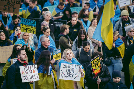 Trafalgar Square, London | UK -  2022.03.20: Ukrainian people protest, thousands gather to demand tougher sanctions on Russia from British Government, EU and USA to stop the war in Ukraineのeditorial素材