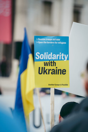 Trafalgar Square, London | UK -  2022.03.20: Ukrainian people protest, thousands gather to demand tougher sanctions on Russia from British Government, EU and USA to stop the war in Ukraineのeditorial素材