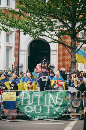 Russian embassy, London | UK -  2022.04.07: Ukrainian people protest, thousands gather to demand tougher sanctions on Russia from British Government, EU and USA to stop the war in Ukraineのeditorial素材