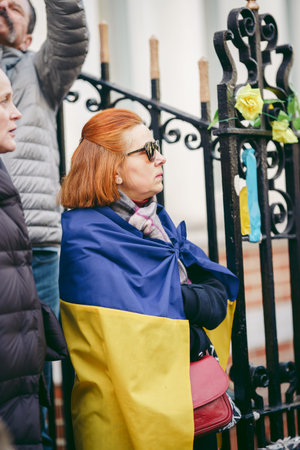 Russian embassy, London | UK -  2022.04.07: Ukrainian people protest, thousands gather to demand tougher sanctions on Russia from British Government, EU and USA to stop the war in Ukraineのeditorial素材