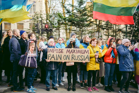 Russian embassy, London | UK -  2022.04.07: Ukrainian people protest, thousands gather to demand tougher sanctions on Russia from British Government, EU and USA to stop the war in Ukraineのeditorial素材