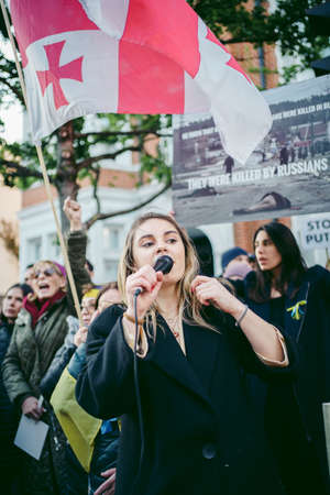 Russian embassy, London | UK -  2022.04.07: Ukrainian people protest, thousands gather to demand tougher sanctions on Russia from British Government, EU and USA to stop the war in Ukraineのeditorial素材