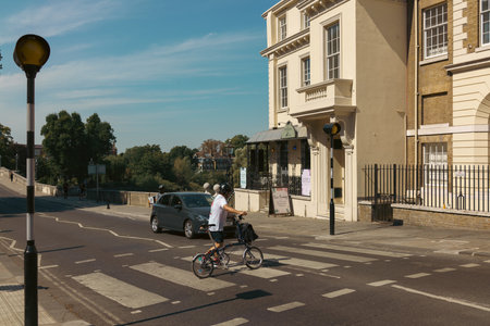 Richmond, London | UK - 2022.08.14: Cyclist passing the pedestrian crossing in West London Richmondのeditorial素材