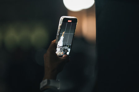 London | UK - 2022.09.08: People mourn and bring flowers under the rain outside Buckingham Palace after Queen Elizabeth diedのeditorial素材
