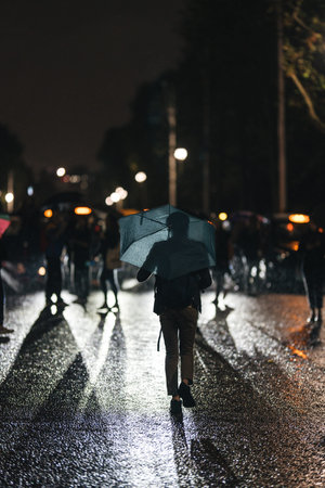 London | UK - 2022.09.08: People mourn and bring flowers under the rain outside Buckingham Palace after Queen Elizabeth diedのeditorial素材