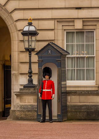London, United Kingdom - âJune â24, â2018: A soldier in his red uniform from the Queens Guard at Buckingham Palace in London, standing guard with a rifle in his handのeditorial素材