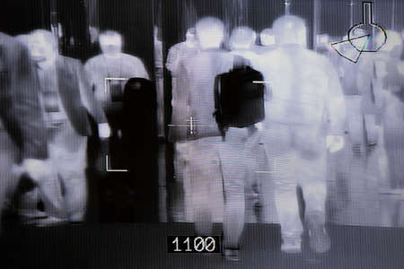 thermal imager to measure the temperature of group peolpeの写真素材