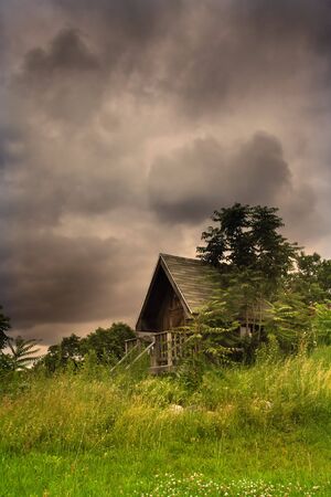 Cabin In The Middle Of Scenic Landscapeの写真素材