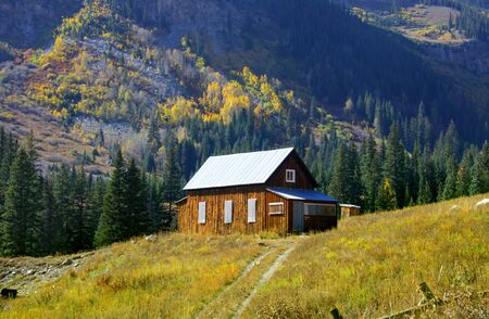 Old mountain home in the middle of Rocky mountains in Coloradoの写真素材