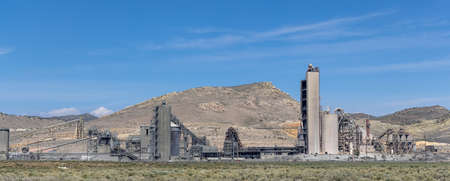 TEHACHAPI, CA, USA â April, 2, 2022: Martin Marietta materials, Tehachapi Cement plant panoramic view.のeditorial素材