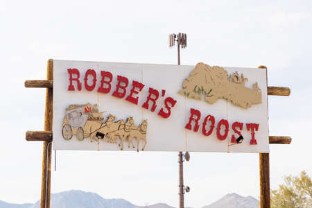 KERN COUNTY, CA, USA â April, 2, 2022: Entrance sign of Robbers Roost ranch, Historic buildings preserve and ghost town in Kern county, California.のeditorial素材