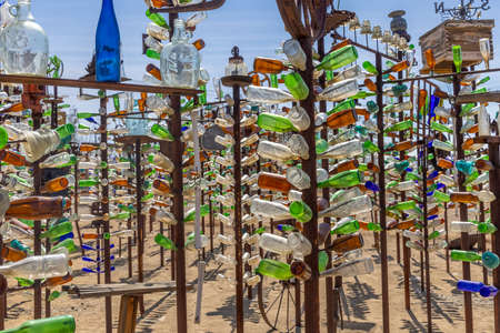 San Bernardino County, CA, USA â March, 31, 2022: Elmer's bottle tree ranch preserve along historic route 66 in California.のeditorial素材