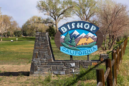 Bishop, CA USA - April 04, 2022 : Welcome signpost to Bishop city at the entrance along famous highway number 385.のeditorial素材
