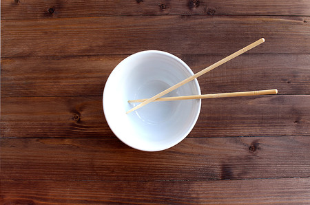 empty plate and wooden chopsticks chinese cuisineの写真素材