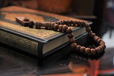 The holy Quran with rosary beadsの写真素材