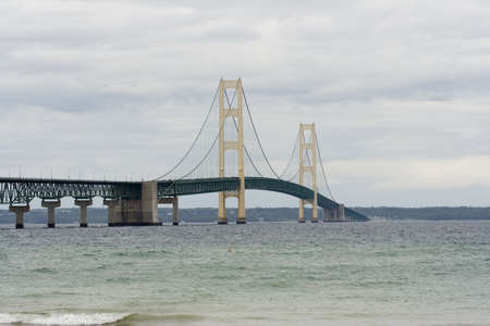 Mackinaw (Mackinac)  bridge on a cloudy day in northern Michigan it's an suspension bridge.  The Mackinaw bridge connects the upper peninsula to the lower peninsula.  The bridge was Open to traffic November 1, 1957.  The Mackinac bridge is also know as thの写真素材