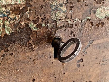 background old brown rusty keyhole with key の写真素材