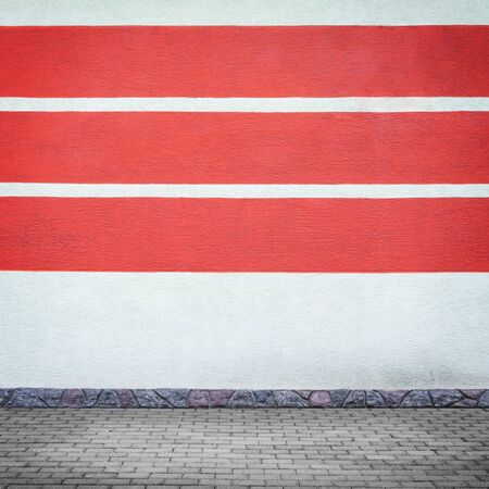 Simple urban wall with a sidewalk.の写真素材
