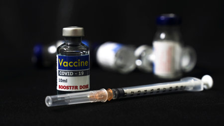 <p>Vaccine vial and syringe on a black background. Vaccines covid for booster dose.CoronaVac is a vaccine that aims to protect against COVID-19.mRNA type Vaccine.Viral Vector vaccine type.</p>の写真素材