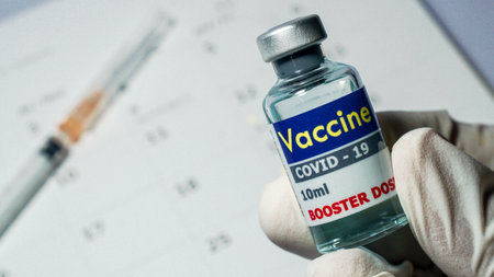 <p>Covid-19 Coronavirus vaccine bottle on calendar. Concept of corona virus treatment, vaccine injection, medical shot,</p>の写真素材