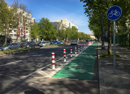 BERLIN - APRIL 20, 2019: New Protected Bike Lane in Berlin - Green with Bicycle Signのeditorial素材