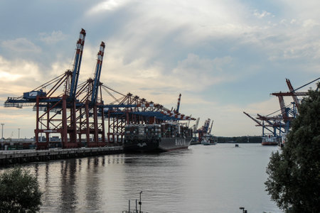 HAMBURG, AUGUST 2013: Wide Shot of a large Container Ship and big Container Cranes (Gantry Cranes) in the port of Hamburg.のeditorial素材