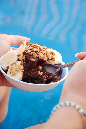 hands with bowl of aÃ§aÃ­