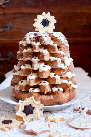 Christmas tree Pandoro (pan d'oro) is a traditional Italian sweet yeast bread, most popular around Christmas and New Year. の写真素材