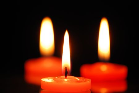 Three burning candles on black background

の写真素材